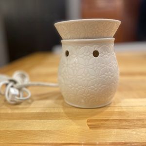 White full size Scentsy warmer